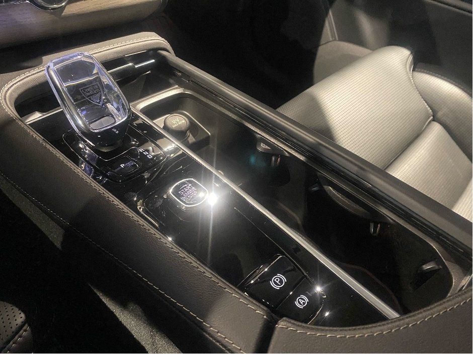 2025 Volvo XC90 Plug-In Hybrid T8 AWD Ultra Bright Theme 7-Seater-12