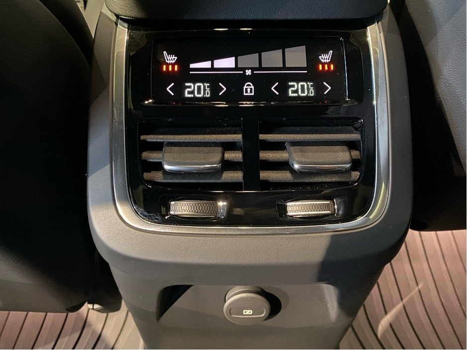 2025 Volvo XC90 Plug-In Hybrid T8 AWD Ultra Bright Theme 7-Seater-18