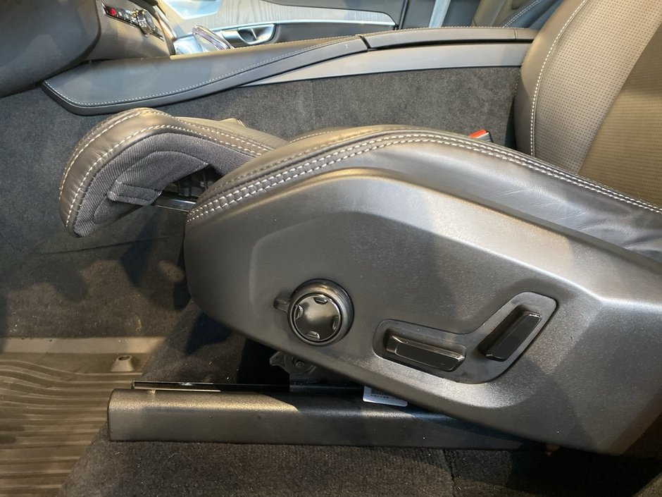 2025 Volvo XC90 Plug-In Hybrid T8 AWD Ultra Bright Theme 7-Seater-13