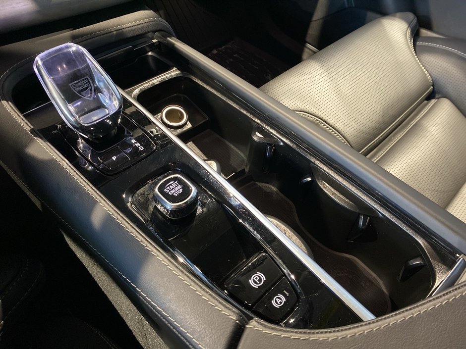 2025 Volvo XC90 Plug-In Hybrid T8 AWD Ultra Bright Theme 7-Seater-12