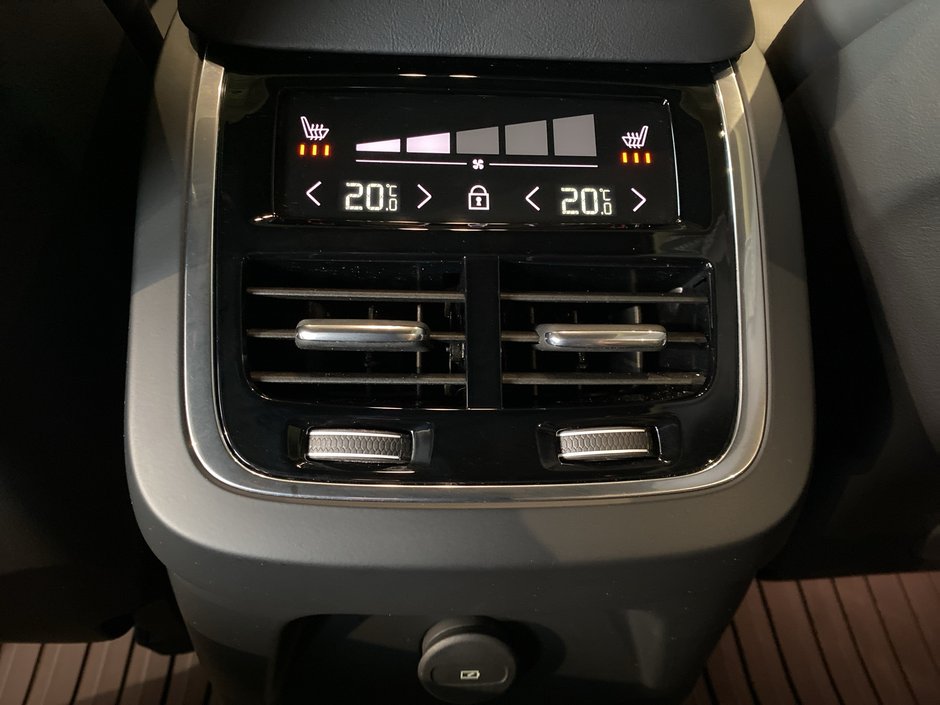 2025 Volvo XC90 Plug-In Hybrid Ultra Bright Theme-17