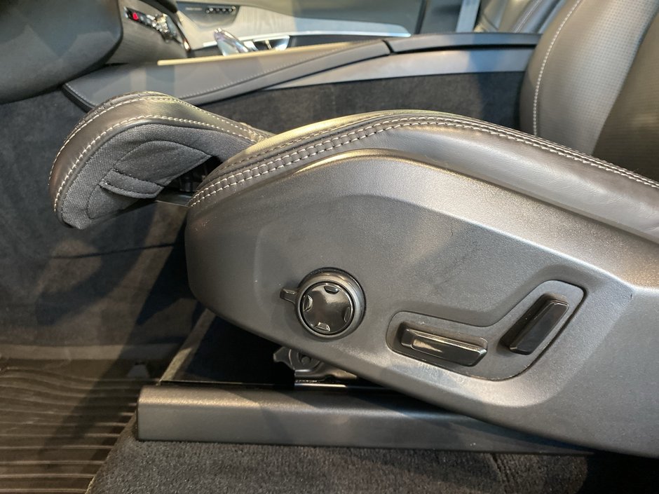 2025 Volvo XC90 Plug-In Hybrid Ultra Bright Theme-14