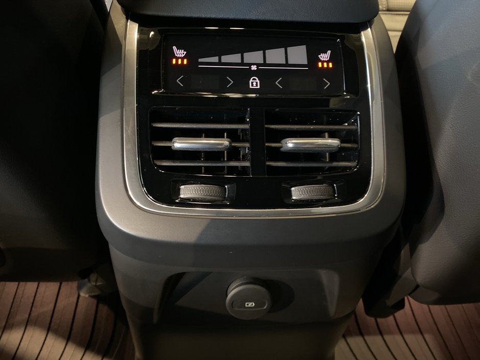 2025 Volvo XC90 Plug-In Hybrid Ultra Bright Theme-18