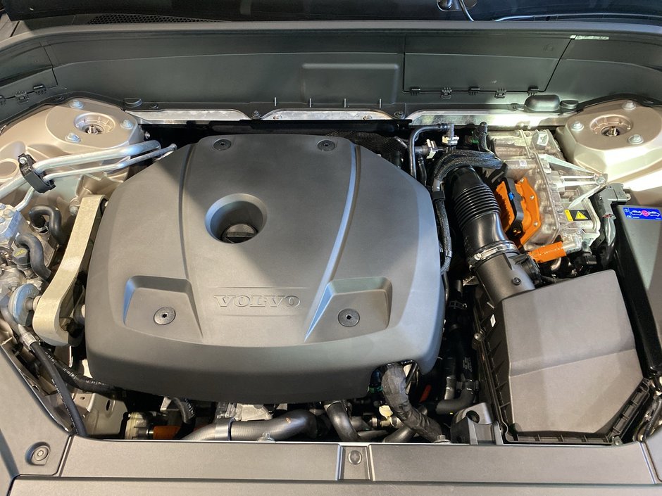 2025 Volvo XC90 Plug-In Hybrid Ultra Bright Theme-27