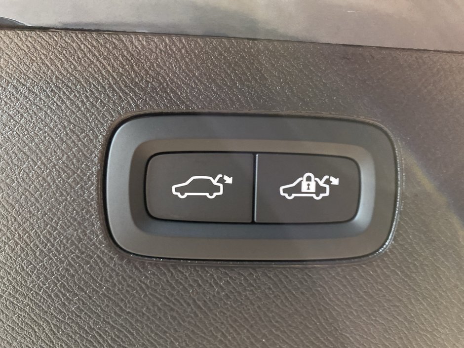 2025 Volvo XC90 Plug-In Hybrid Ultra Bright Theme-22