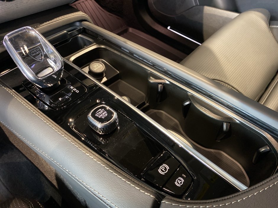 2025 Volvo XC90 Plug-In Hybrid Ultra Bright Theme-12