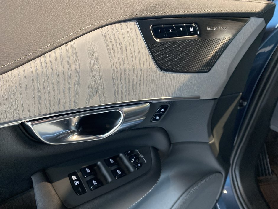 2025 Volvo XC90 Plug-In Hybrid Ultra Bright Theme-11