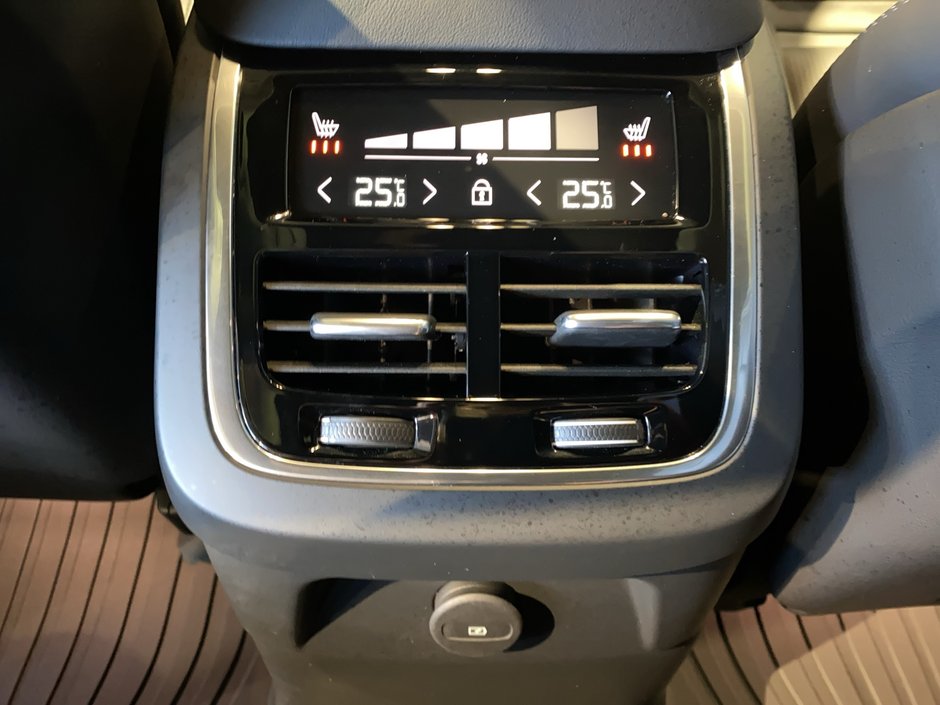 2025 Volvo XC90 Plug-In Hybrid Ultra Bright Theme-18