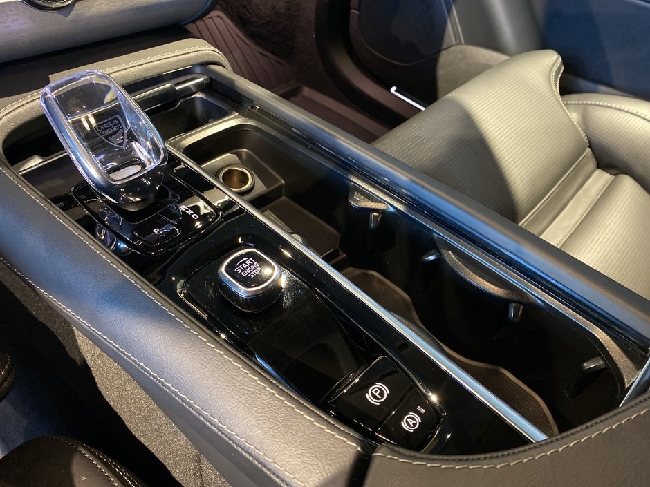 2025 Volvo XC90 Plug-In Hybrid Ultra Bright Theme-12