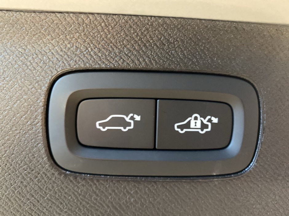 2025 Volvo XC90 Plug-In Hybrid Ultra Bright Theme-22