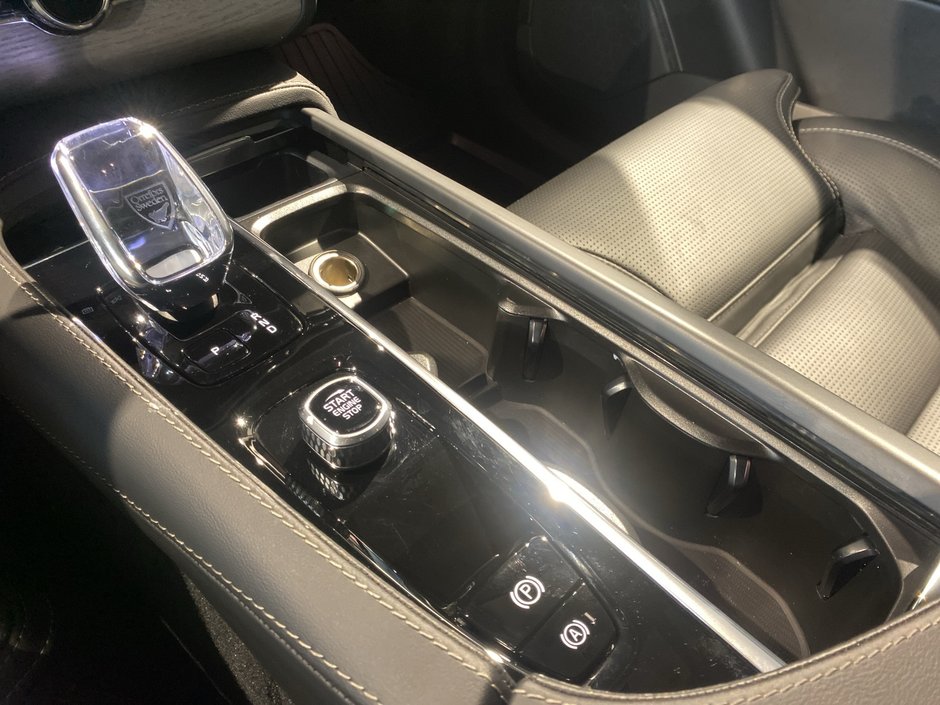 2025 Volvo XC90 Plug-In Hybrid Ultra Bright Theme-12