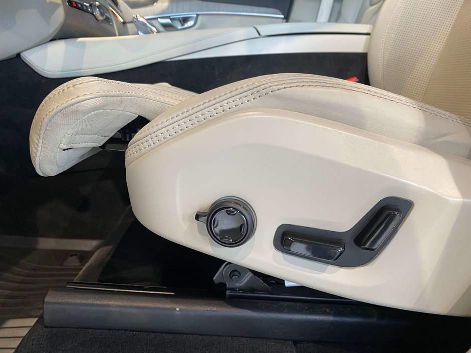 2025 Volvo XC90 Plug-In Hybrid T8 AWD Ultra Bright Theme 7-Seater-13