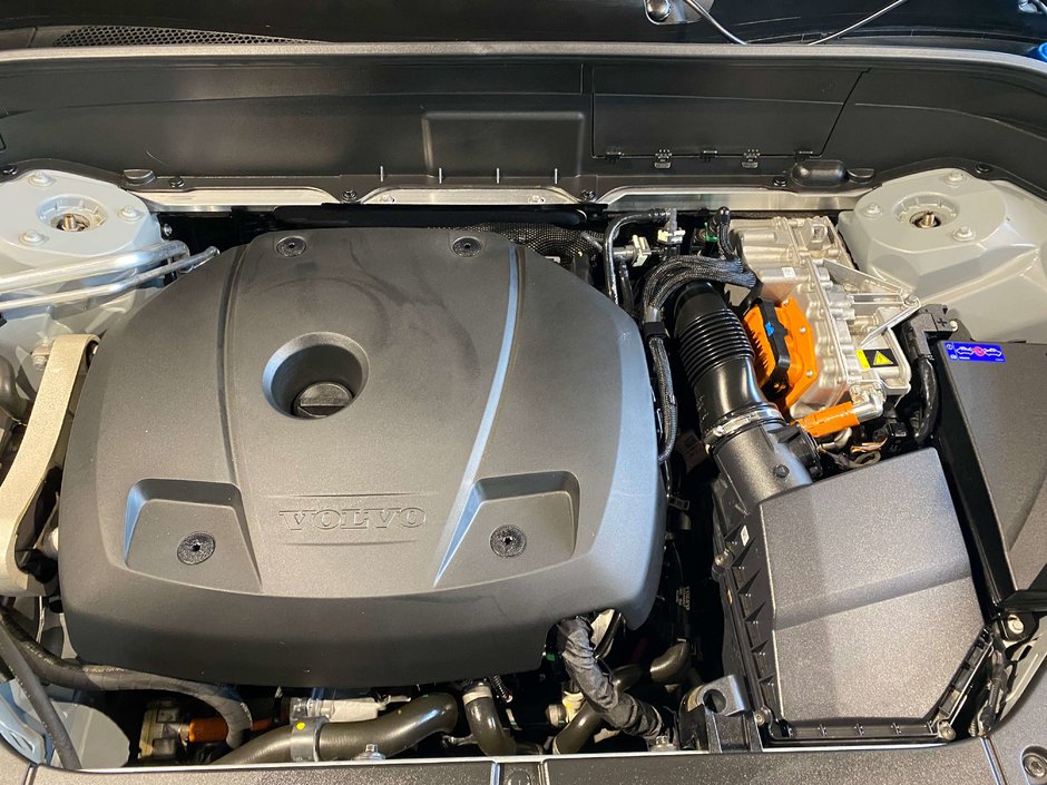 2025 Volvo XC90 Plug-In Hybrid T8 AWD Ultra Bright Theme 7-Seater-24