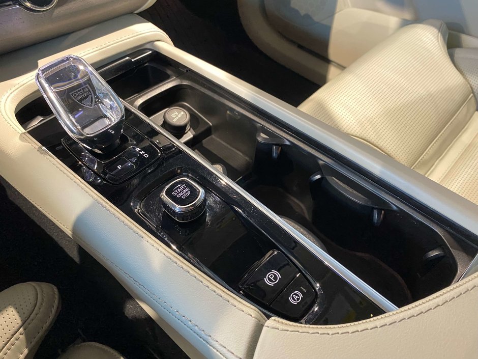 2025 Volvo XC90 Plug-In Hybrid T8 AWD Ultra Bright Theme 7-Seater-12
