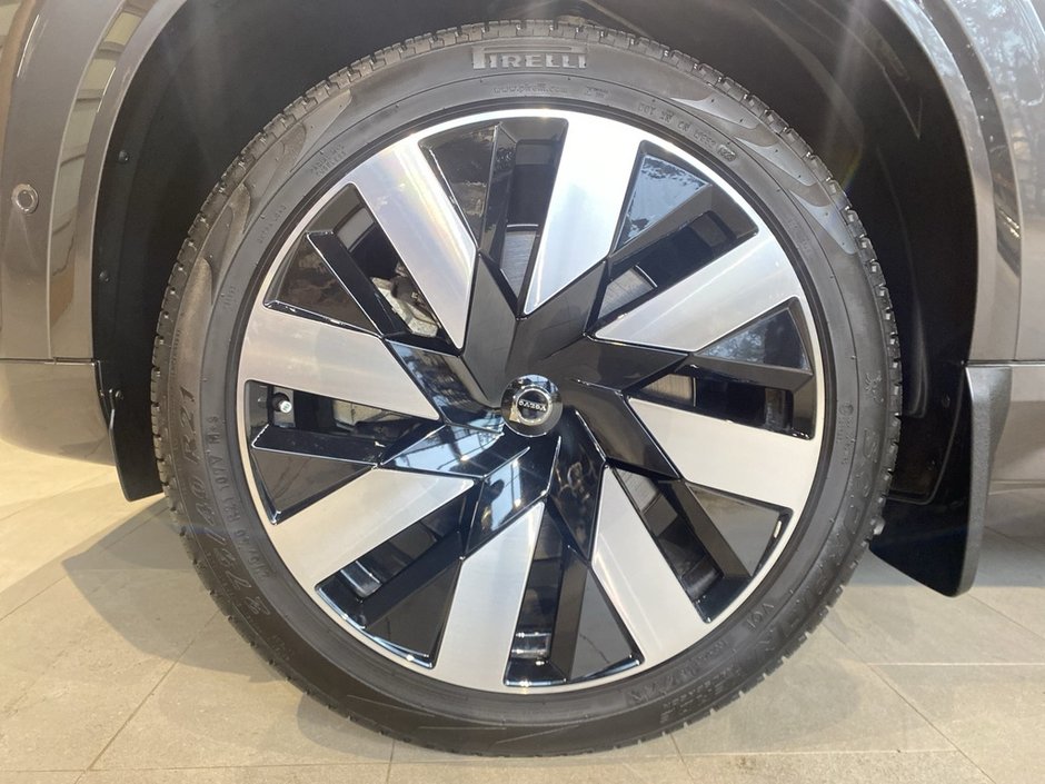 2024 Volvo XC90 Recharge T8 eAWD PHEV Ultimate Bright Theme 7-Seater-8