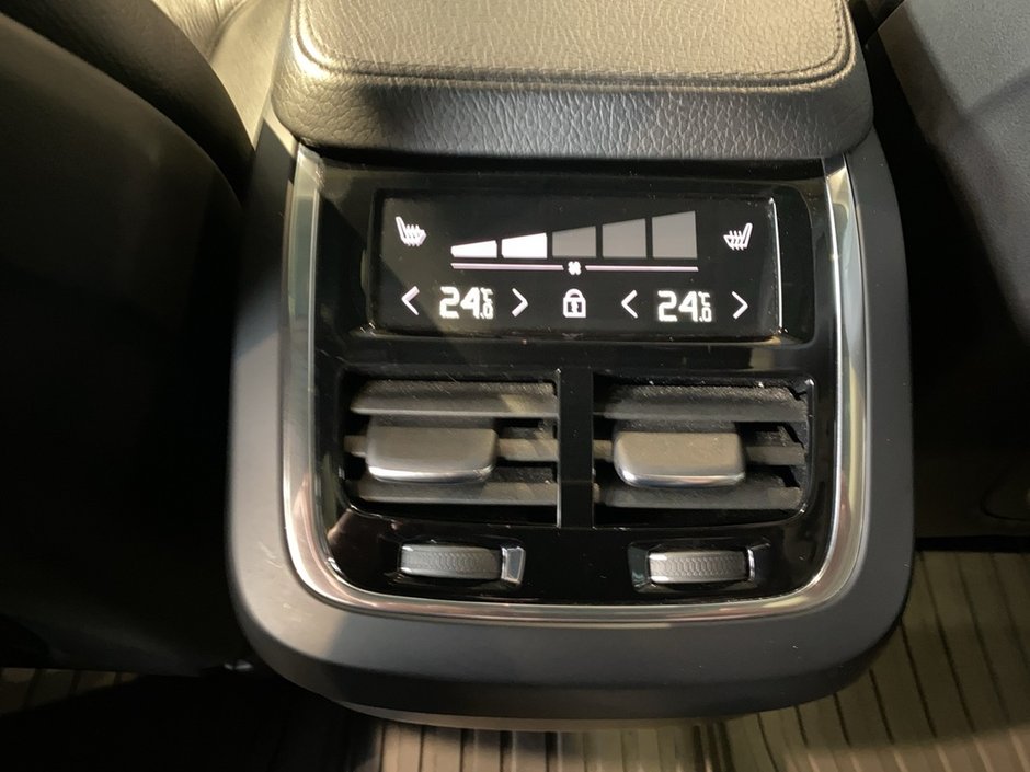 2022 Volvo XC90 T6 AWD Momentum (7-Seat)-18