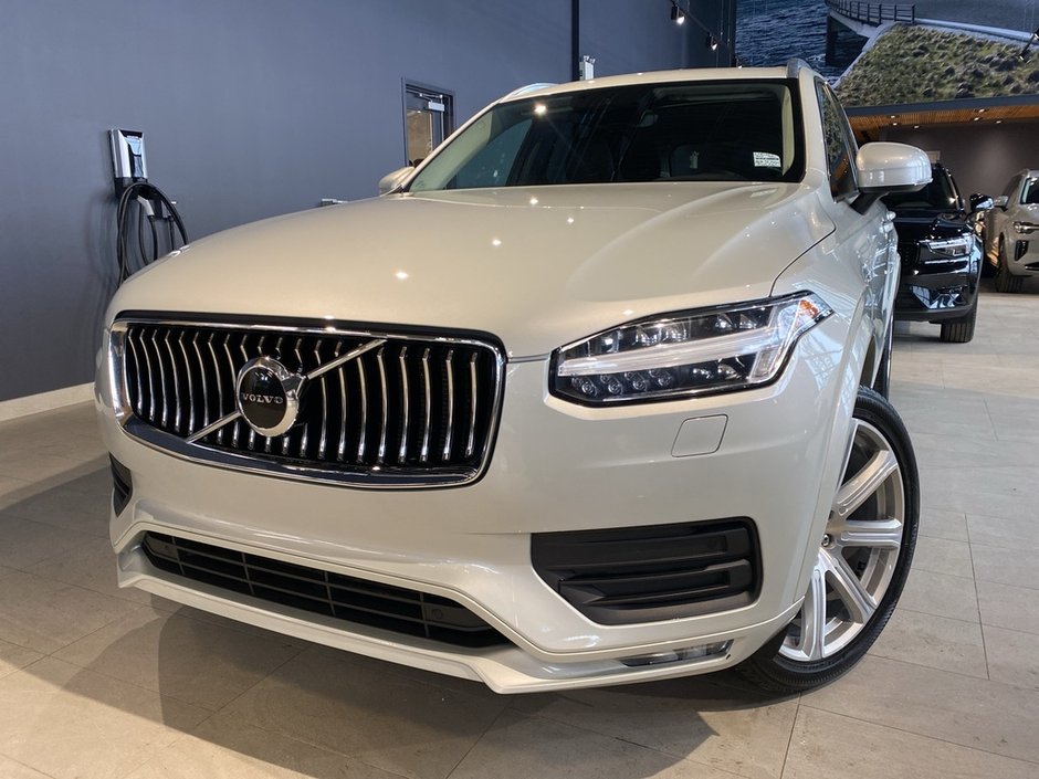 2022 Volvo XC90 T6 AWD Momentum (7-Seat)-0