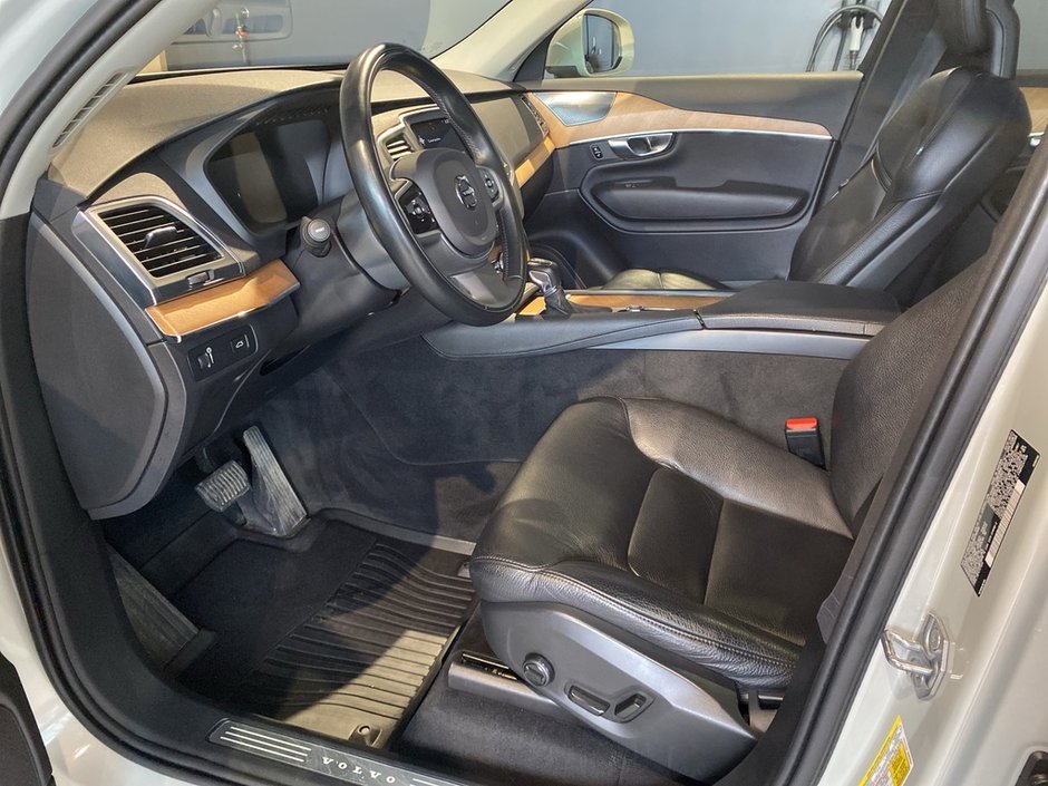 2022 Volvo XC90 T6 AWD Momentum (7-Seat)-9