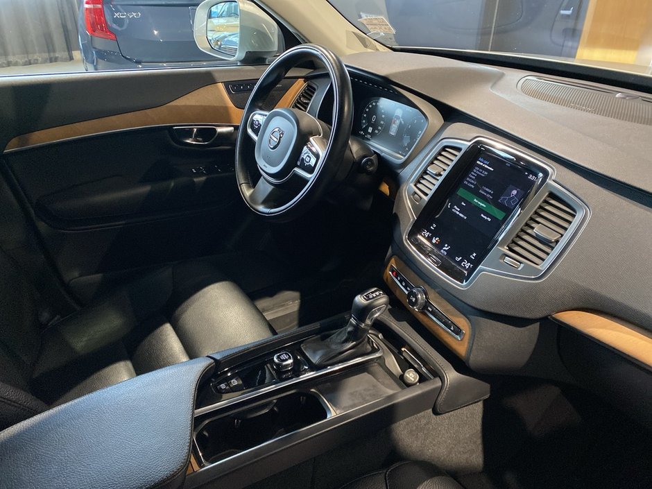 2022 Volvo XC90 T6 AWD Momentum (7-Seat)-23