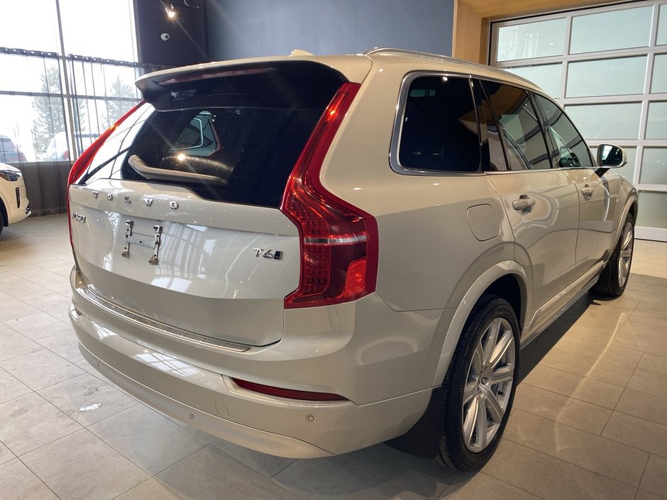 2022 Volvo XC90 T6 AWD Momentum (7-Seat)-4