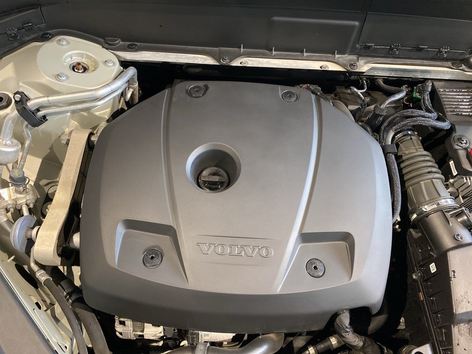 2022 Volvo XC90 T6 AWD Momentum (7-Seat)-25