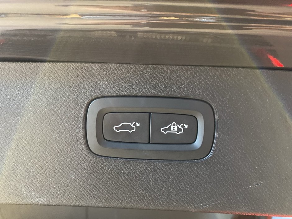 2023 Volvo XC90 B6 AWD Ultimate Dark-24