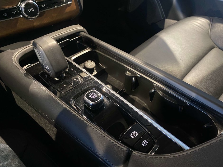 2024 Volvo XC90 B6 AWD Plus Bright Theme 7-Seater-12