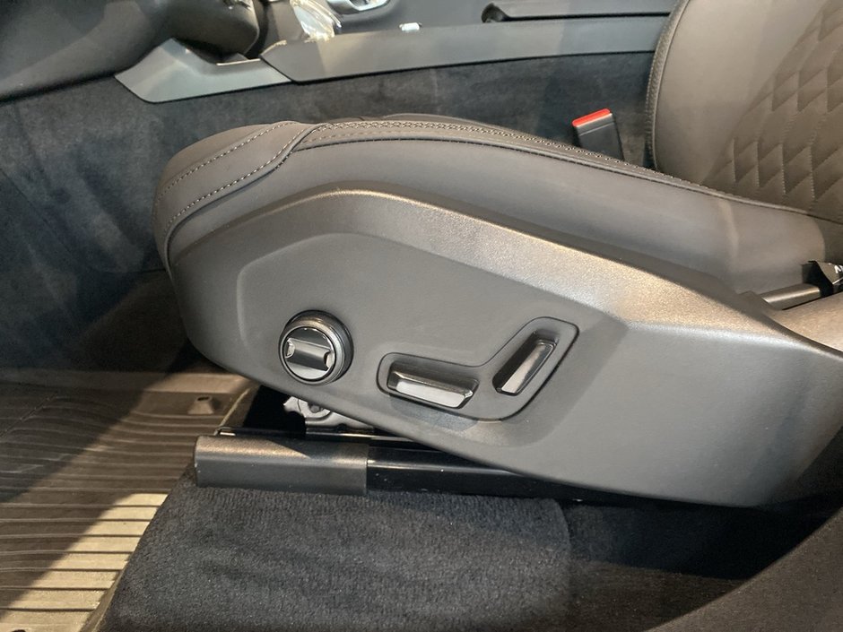 2026 Volvo XC90 B6 AWD Plus Dark Theme 7-Seater-13