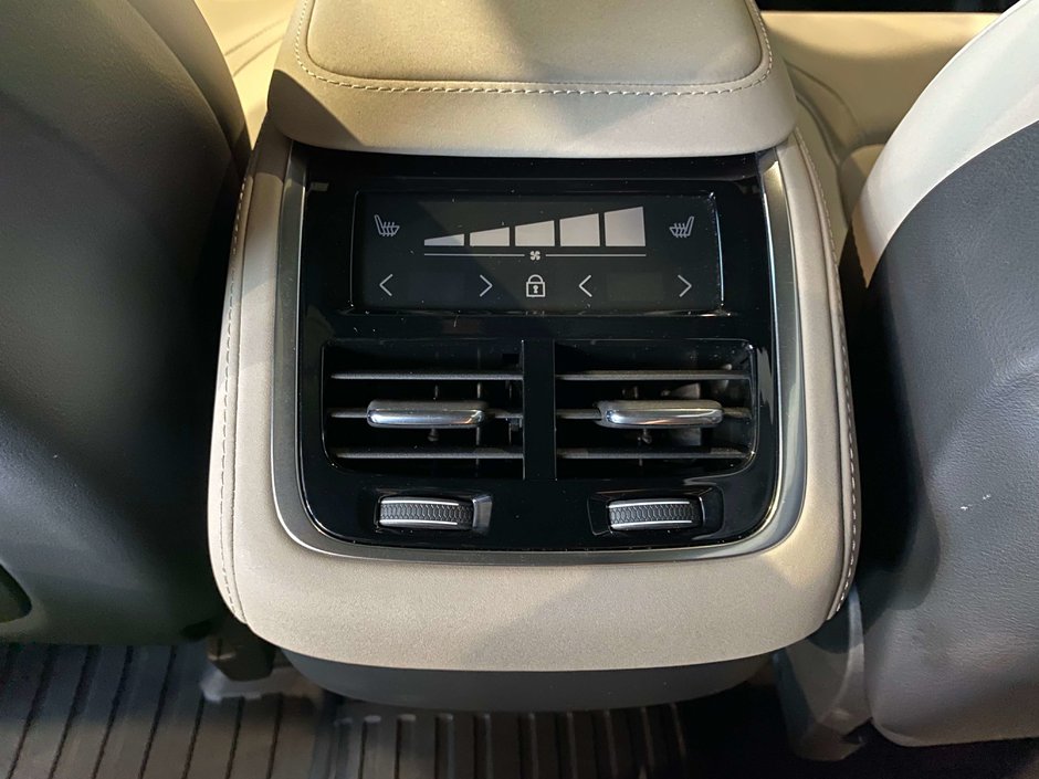 2026 Volvo XC90 B6 AWD Plus Bright Theme 7-Seater-18
