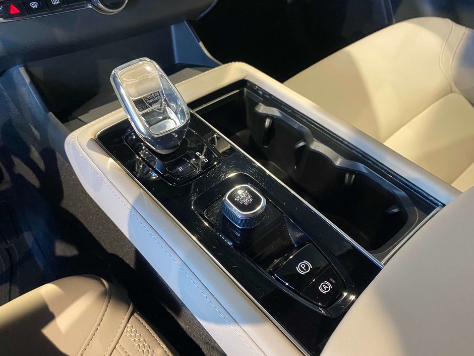 2026 Volvo XC90 B6 AWD Plus Bright Theme 7-Seater-12