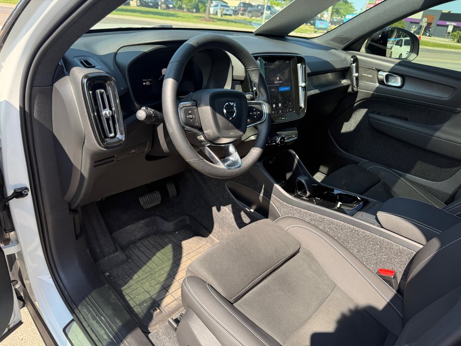 2025 Volvo EX40 Ultra-9