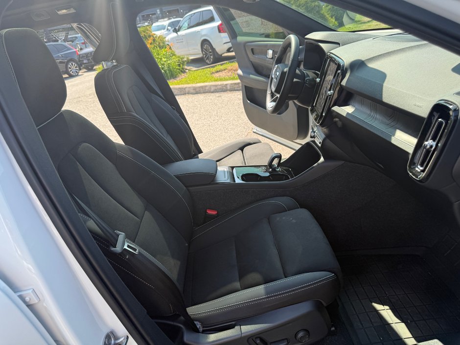 2025 Volvo EX40 Ultra-17