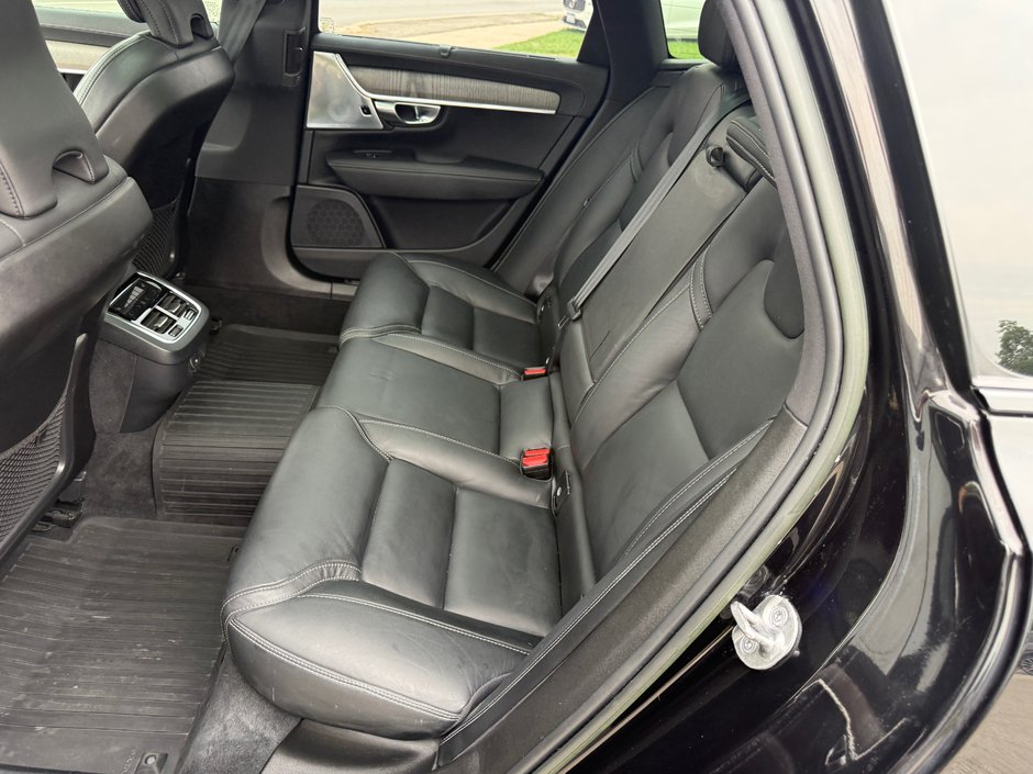 2022 Volvo V90 Cross Country BASE-12