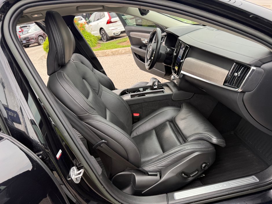2022 Volvo V90 Cross Country BASE-17