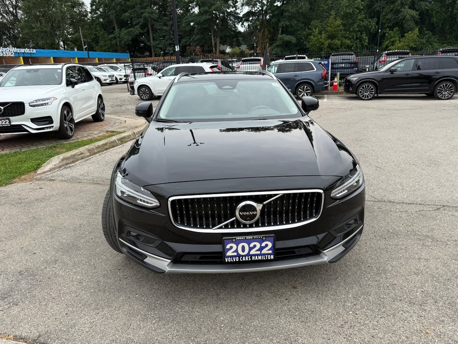 2022 Volvo V90 Cross Country BASE-2