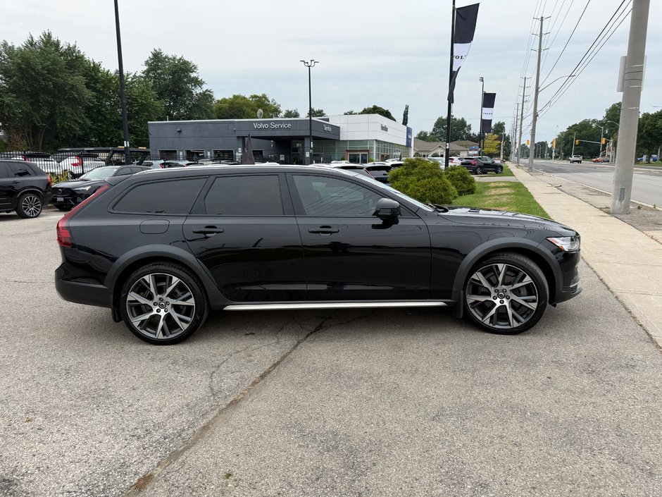 2022 Volvo V90 Cross Country BASE-4