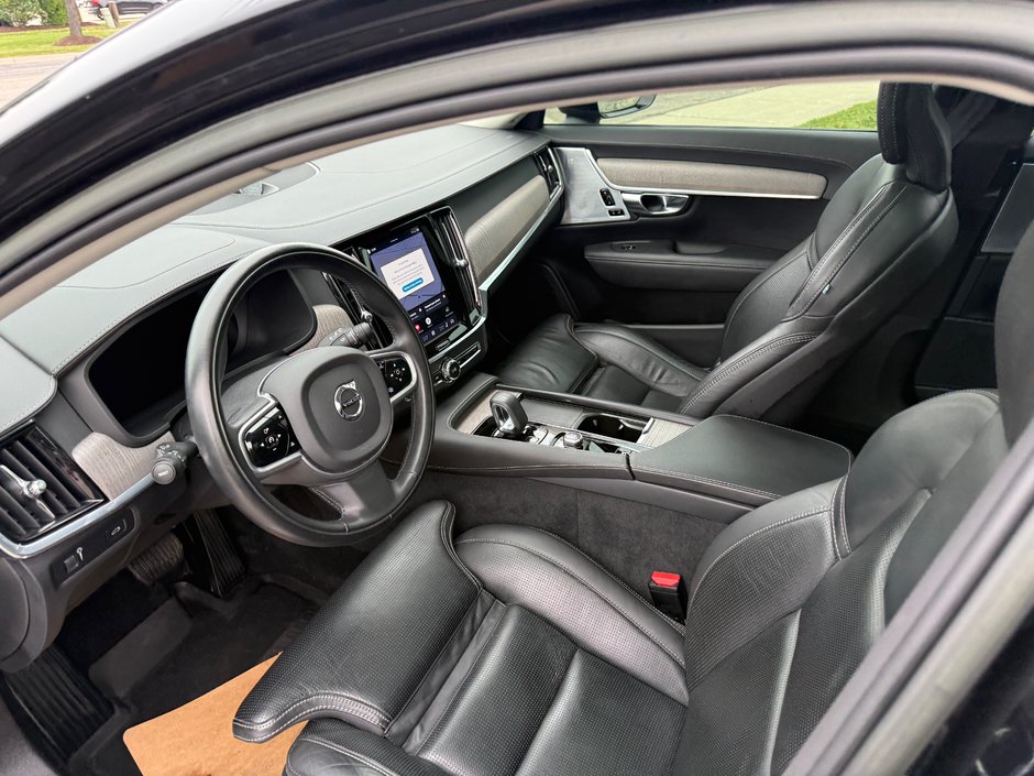 2022 Volvo V90 Cross Country BASE-18