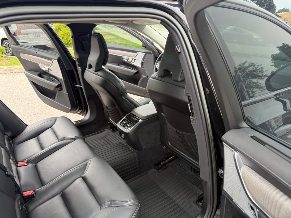 2022 Volvo V90 Cross Country BASE-14