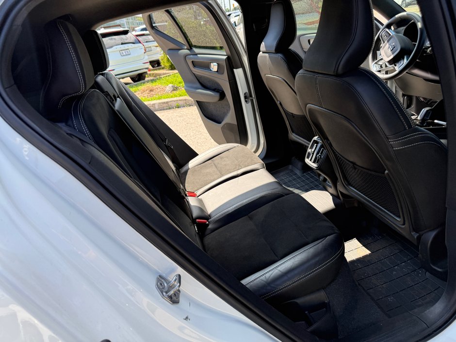 2022 Volvo XC40 R-Design-16