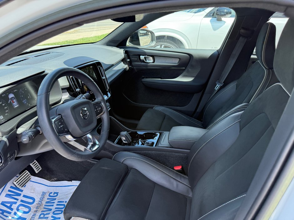 2022 Volvo XC40 R-Design-25