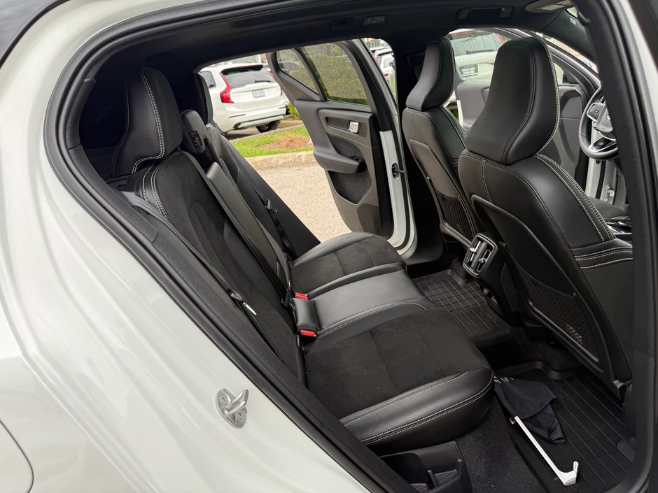 2022 Volvo XC40 R-Design-16