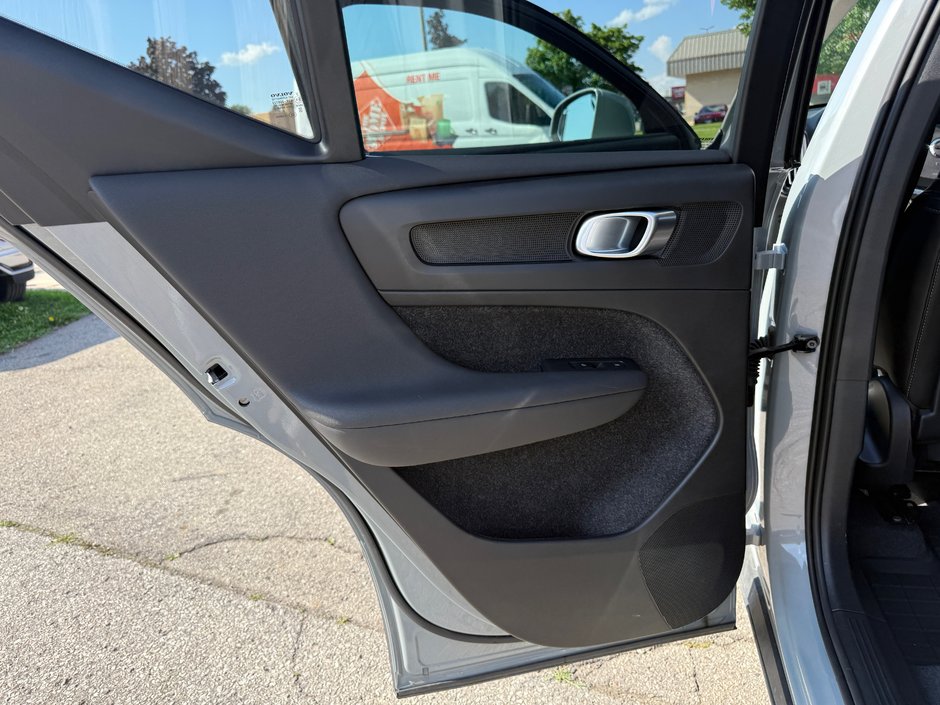 2025 Volvo XC40 Core Bright Theme-18