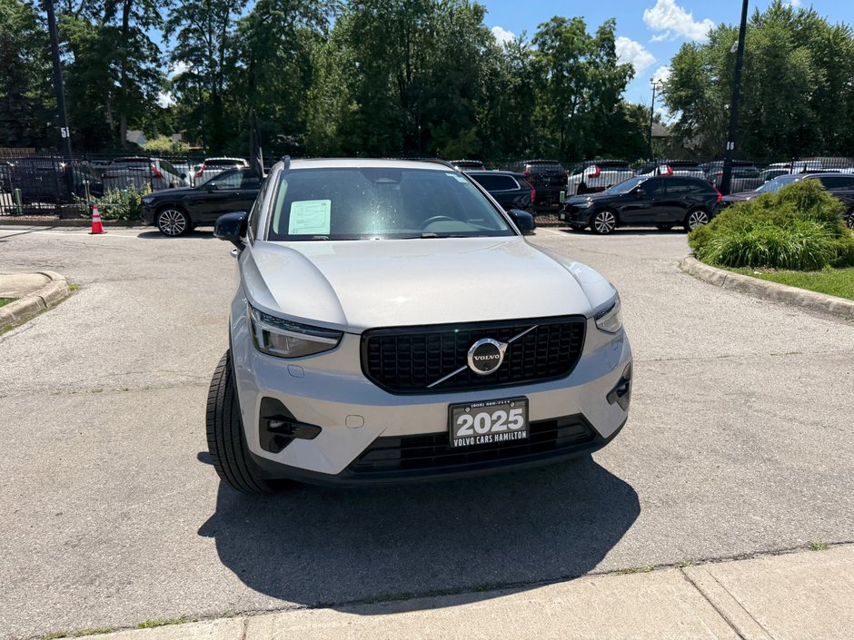 2025 Volvo XC40 Plus Dark Theme-4