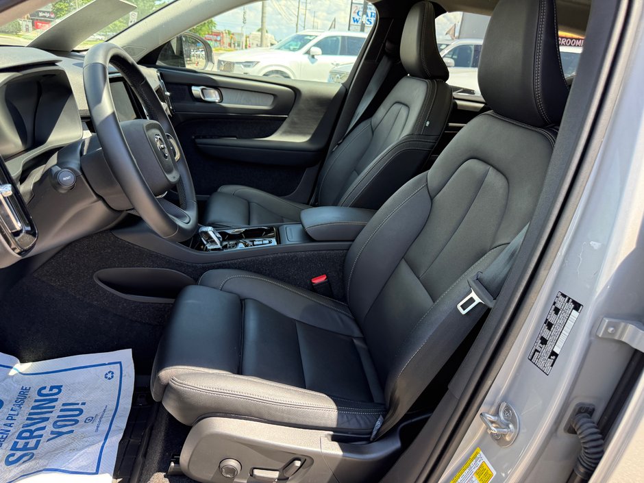 2025 Volvo XC40 Plus Dark Theme-12