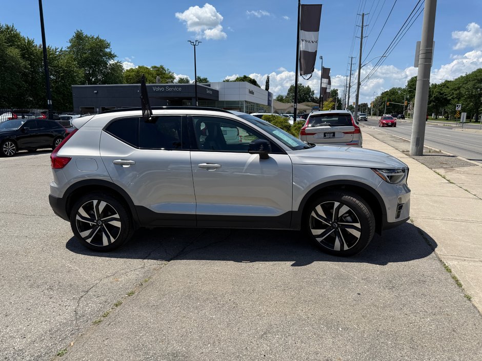 2025 Volvo XC40 Plus Dark Theme-6