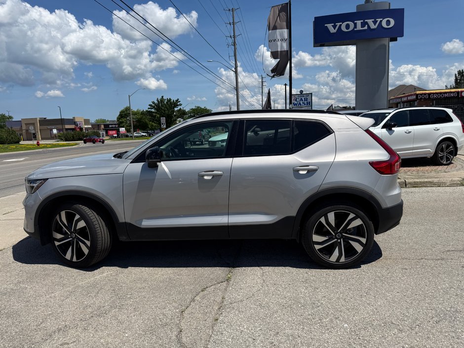 2025 Volvo XC40 Plus Dark Theme-10