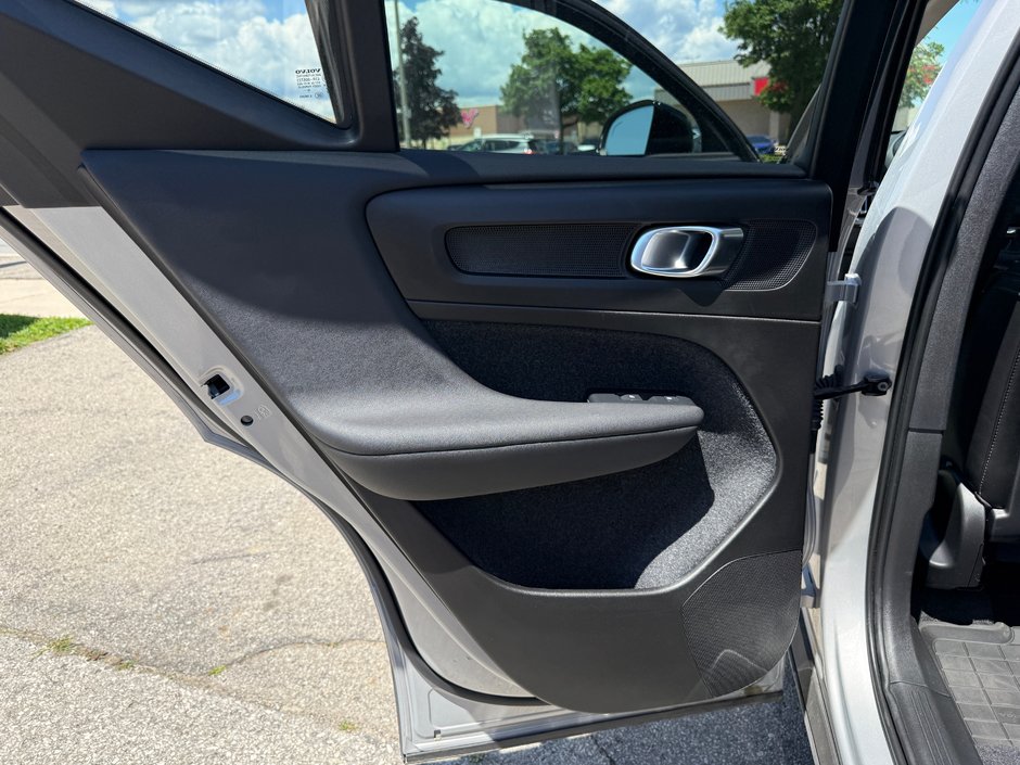 2025 Volvo XC40 Plus Dark Theme-18