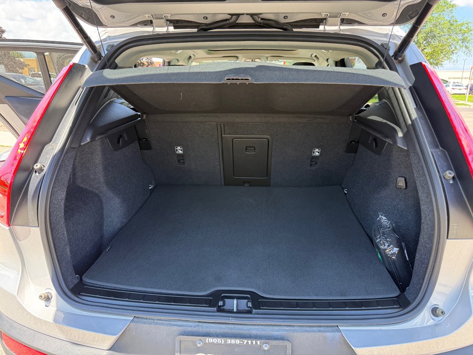 2025 Volvo XC40 Plus Dark Theme-15