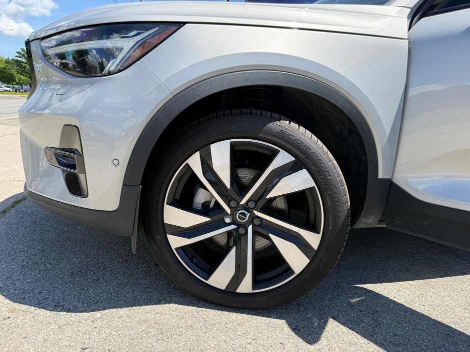 2025 Volvo XC40 Plus Dark Theme-23