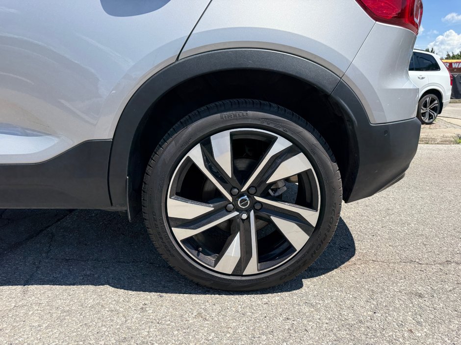 2025 Volvo XC40 Plus Dark Theme-22